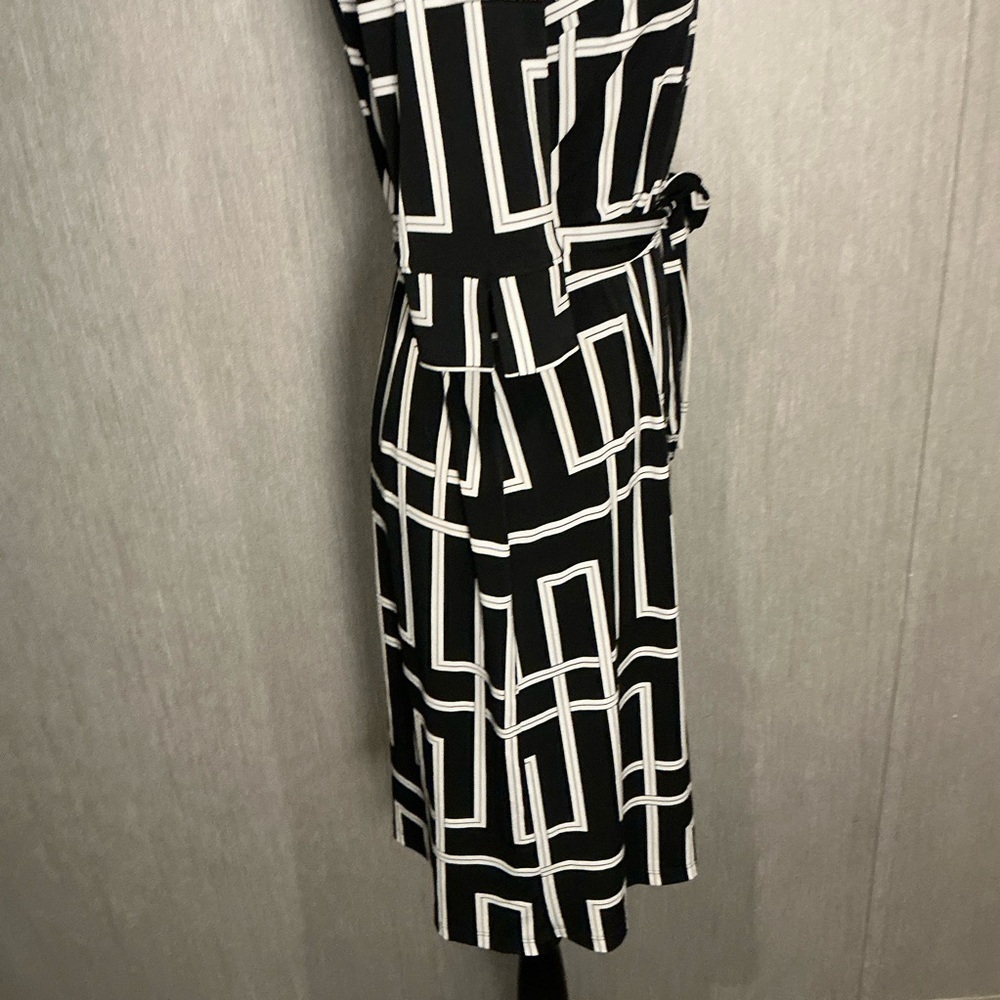 White House Black Market Chic Black and White Geometric Dress Size 2 - Picture 6 of 12